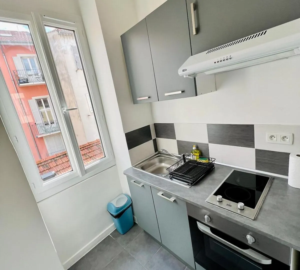 Charmant Studio Moderne Equipe A Nice contacts